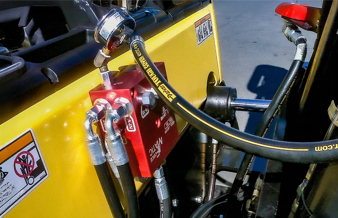 Bolzoni Force-Matic option installed on lift truck.