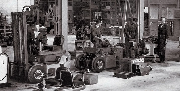 Hyster Company lift truck plant assembly floor.